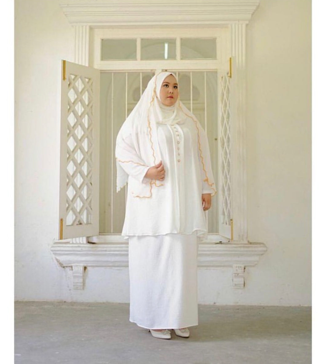 Nona Subaidah Button Kebarung in White